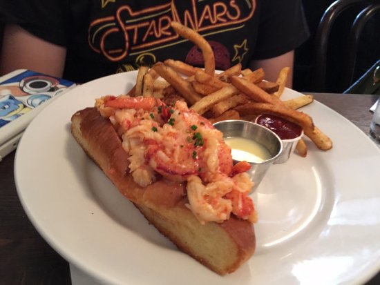 Thames Street Oyster House signature dishes Cast Iron Crab Cake
New England Lobster Roll
Maryland Crab With Short Rib